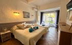 HOTEL WALLS AND BUSINESS IN SAINT-AYGULF, 50 METERS FROM THE SEA Min 6