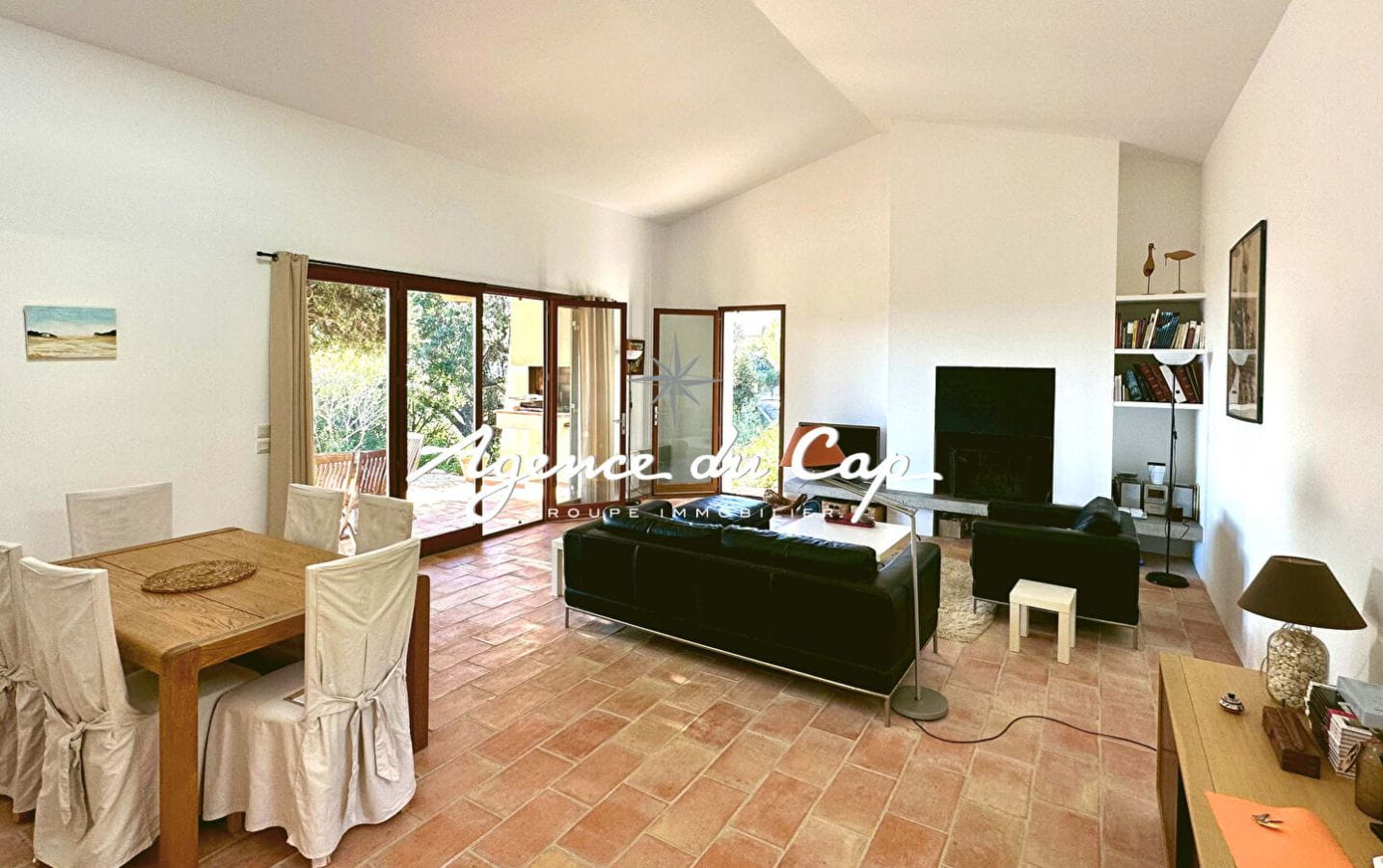 VILLA PROVENCALE DE 143M² 5 PIECES AVEC 4 CHAMBRES, VUE MER, PISCINE ET GARAGE, AUX ISSAMBRES Image 3