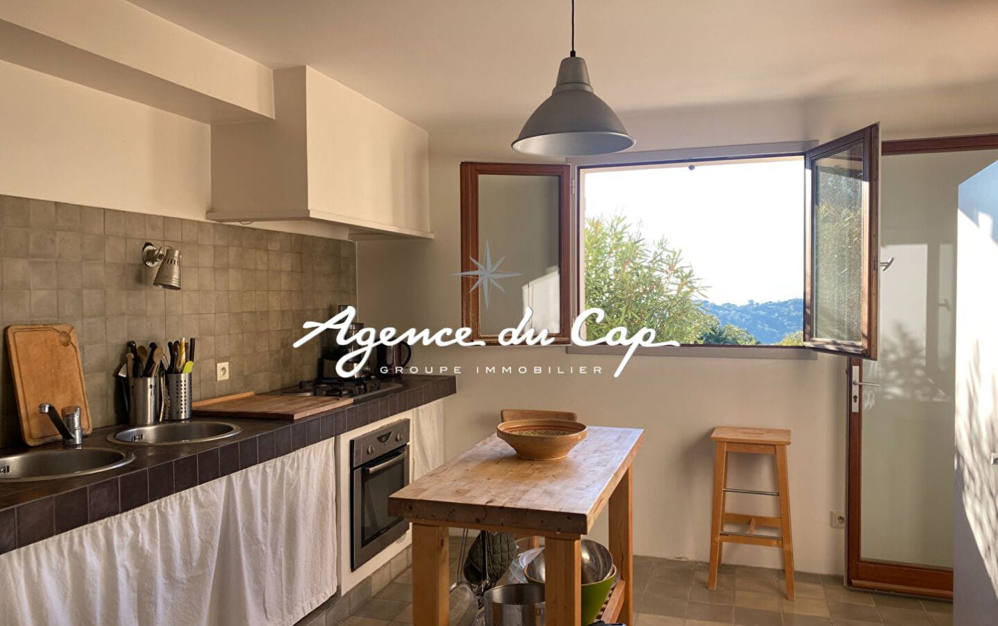 VILLA PROVENCALE DE 143M² 5 PIECES AVEC 4 CHAMBRES, VUE MER, PISCINE ET GARAGE, AUX ISSAMBRES Image 4