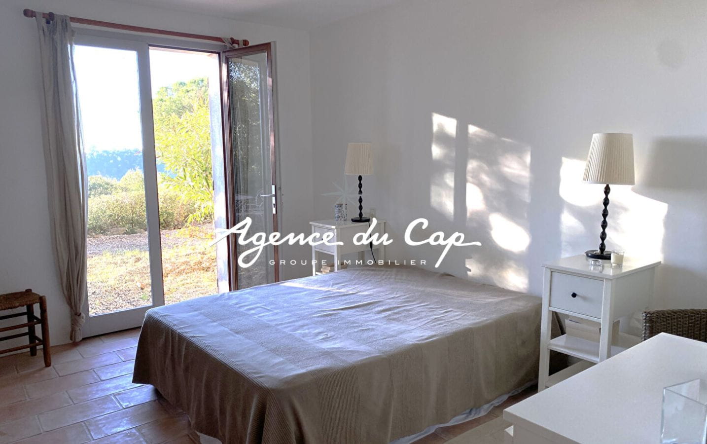 VILLA PROVENCALE DE 143M² 5 PIECES AVEC 4 CHAMBRES, VUE MER, PISCINE ET GARAGE, AUX ISSAMBRES Image 5