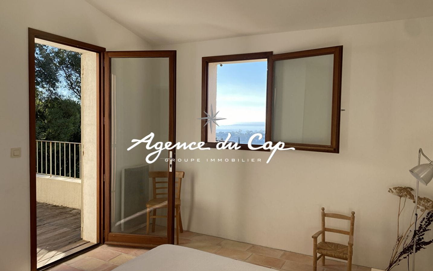 VILLA PROVENCALE DE 143M² 5 PIECES AVEC 4 CHAMBRES, VUE MER, PISCINE ET GARAGE, AUX ISSAMBRES Image 9