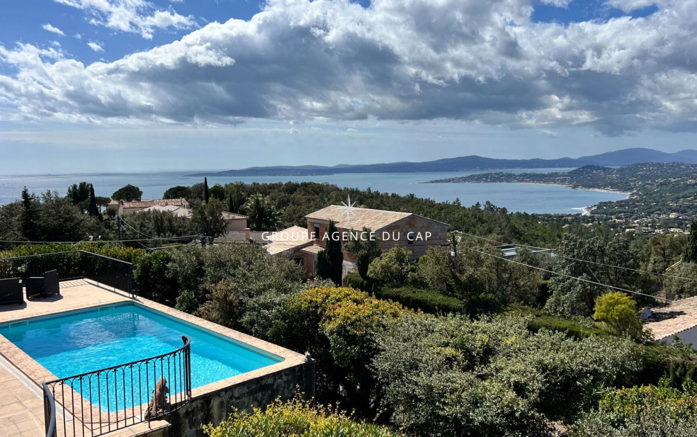 À VENDRE VILLA DE 7 PIÈCES AVEC PISCINE ET GRANDE TERRASSE OFFRANT UNE VUE MER SUR LE GOLFE DE SAINT-TROPEZ, AUX ISSAMBRES Image 1