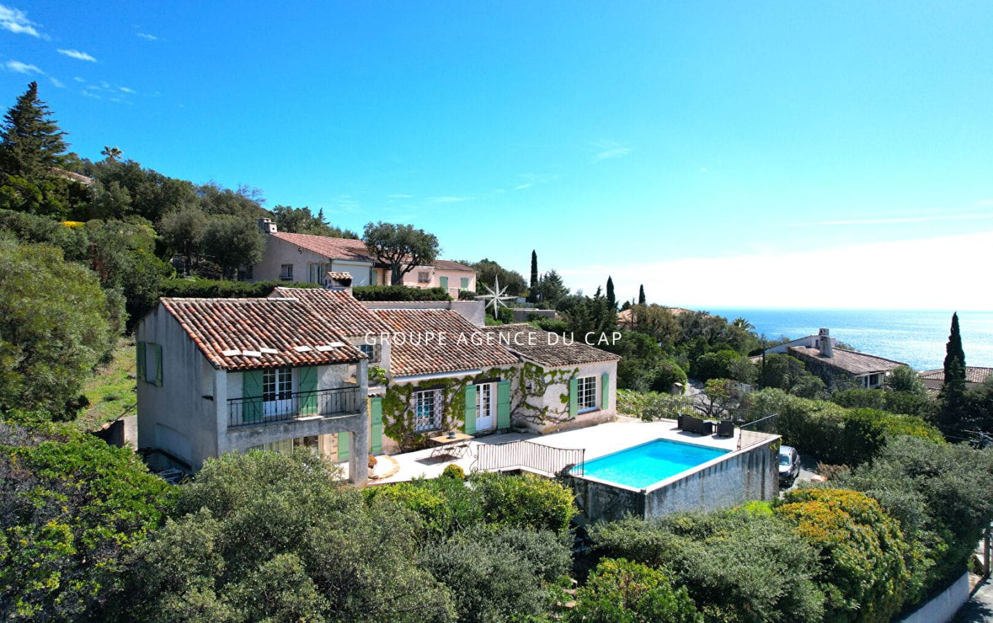 À VENDRE VILLA DE 7 PIÈCES AVEC PISCINE ET GRANDE TERRASSE OFFRANT UNE VUE MER SUR LE GOLFE DE SAINT-TROPEZ, AUX ISSAMBRES Image 0