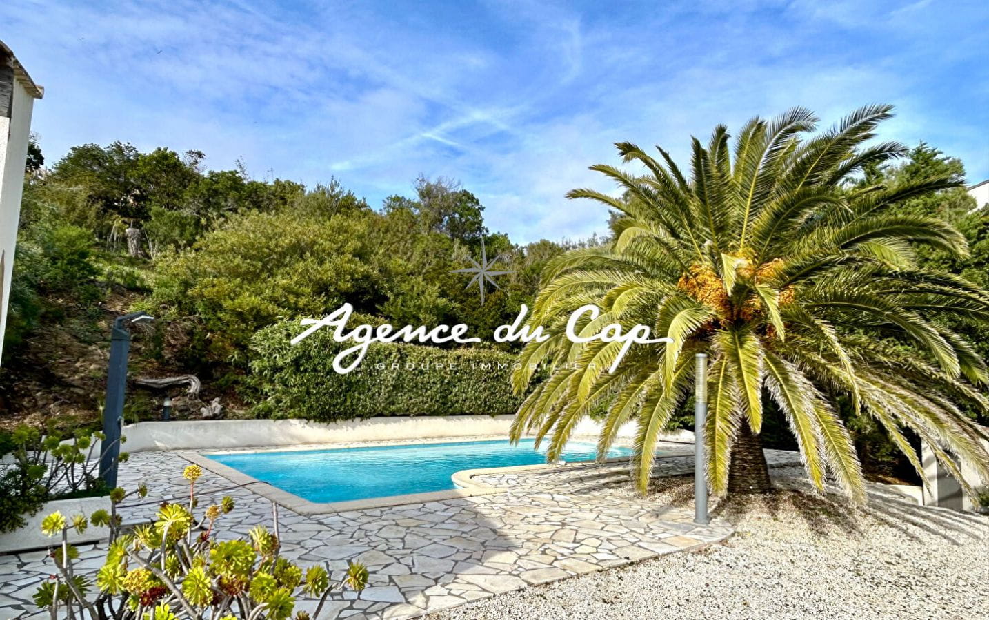 FOR SALE RENOVATED VILLA OF 150 sqm, 6 ROOMS, WITH SEA VIEW, GARAGE AND POOL, IN LES ISSAMBRES Image 3