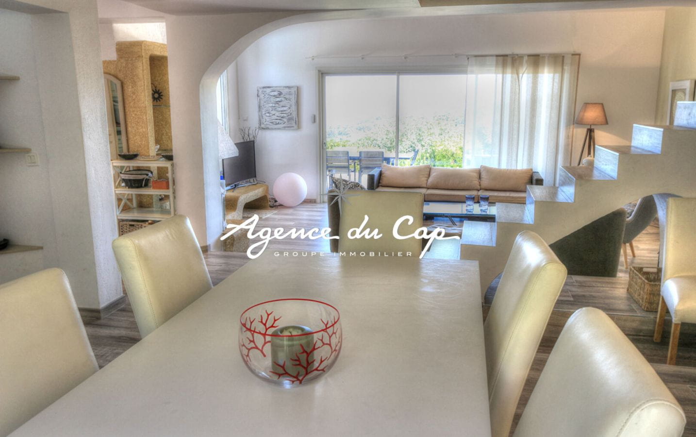 FOR SALE RENOVATED VILLA OF 150 sqm, 6 ROOMS, WITH SEA VIEW, GARAGE AND POOL, IN LES ISSAMBRES Image 5