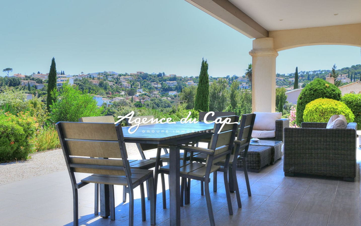 A VENDRE VILLA RÉNOVÉE DE 150 M², 6 PIÈCES, AVEC VUE MER, GARAGE ET PISCINE, AUX ISSAMBRES Image 0