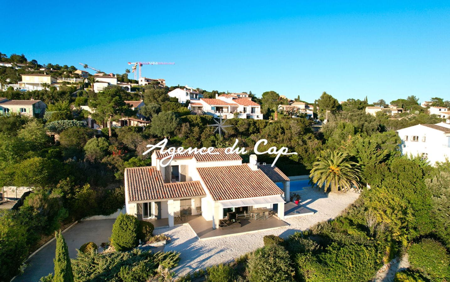 A VENDRE VILLA RÉNOVÉE DE 150 M², 6 PIÈCES, AVEC VUE MER, GARAGE ET PISCINE, AUX ISSAMBRES Image 2