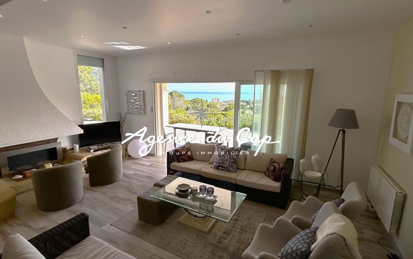 A VENDRE VILLA RÉNOVÉE DE 150 M², 6 PIÈCES, AVEC VUE MER, GARAGE ET PISCINE, AUX ISSAMBRES Image 4