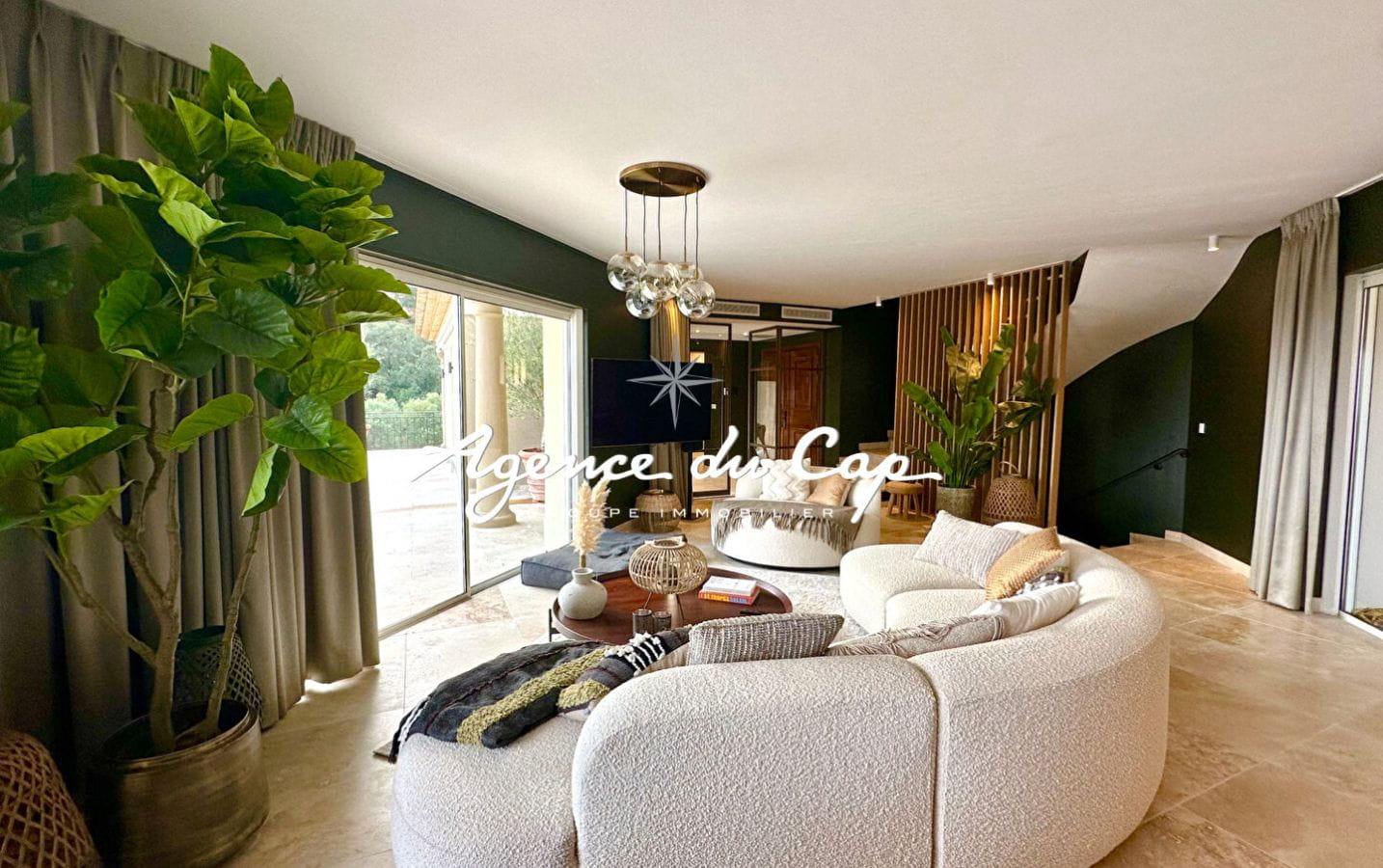 VILLA CONTEMPORAINE À VENDRE DE 300M² 7 PIÈCES AVEC VUE MER ET PISCINE OFFRANT DES PRESTATIONS DE HAUTE QUALITÉ, À SAINTE-MAXIME Image 1