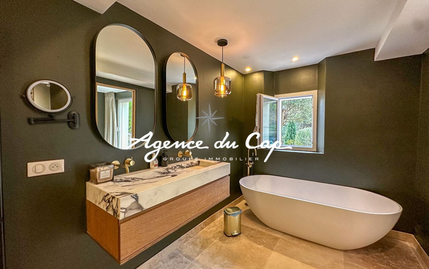 VILLA CONTEMPORAINE À VENDRE DE 300M² 7 PIÈCES AVEC VUE MER ET PISCINE OFFRANT DES PRESTATIONS DE HAUTE QUALITÉ, À SAINTE-MAXIME Image 10