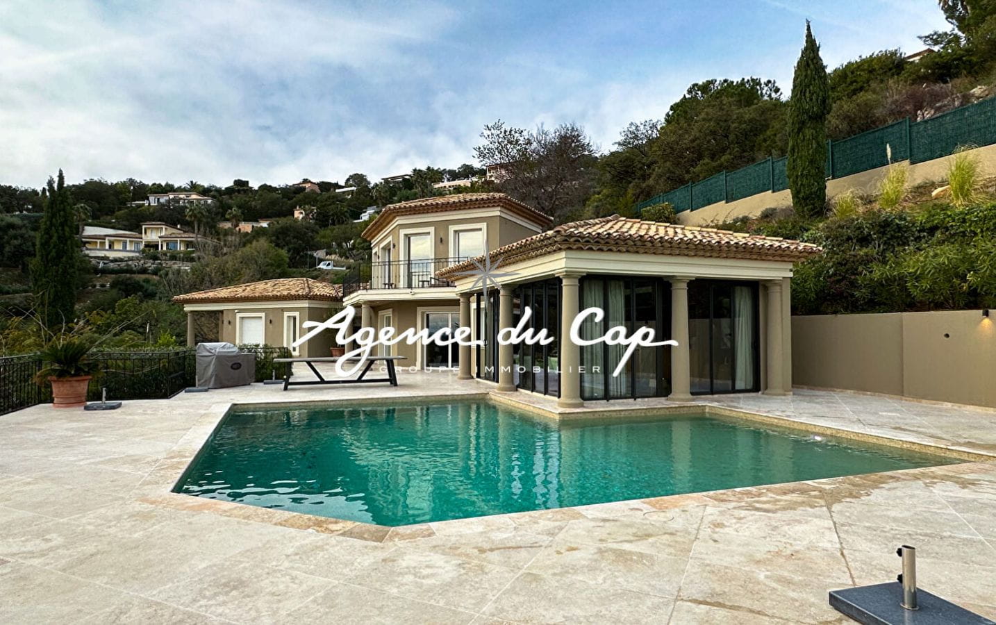 VILLA CONTEMPORAINE À VENDRE DE 300M² 7 PIÈCES AVEC VUE MER ET PISCINE OFFRANT DES PRESTATIONS DE HAUTE QUALITÉ, À SAINTE-MAXIME Image 11