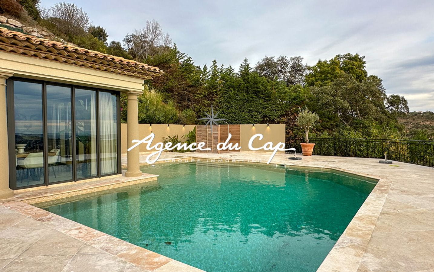 VILLA CONTEMPORAINE À VENDRE DE 300M² 7 PIÈCES AVEC VUE MER ET PISCINE OFFRANT DES PRESTATIONS DE HAUTE QUALITÉ, À SAINTE-MAXIME Image 12