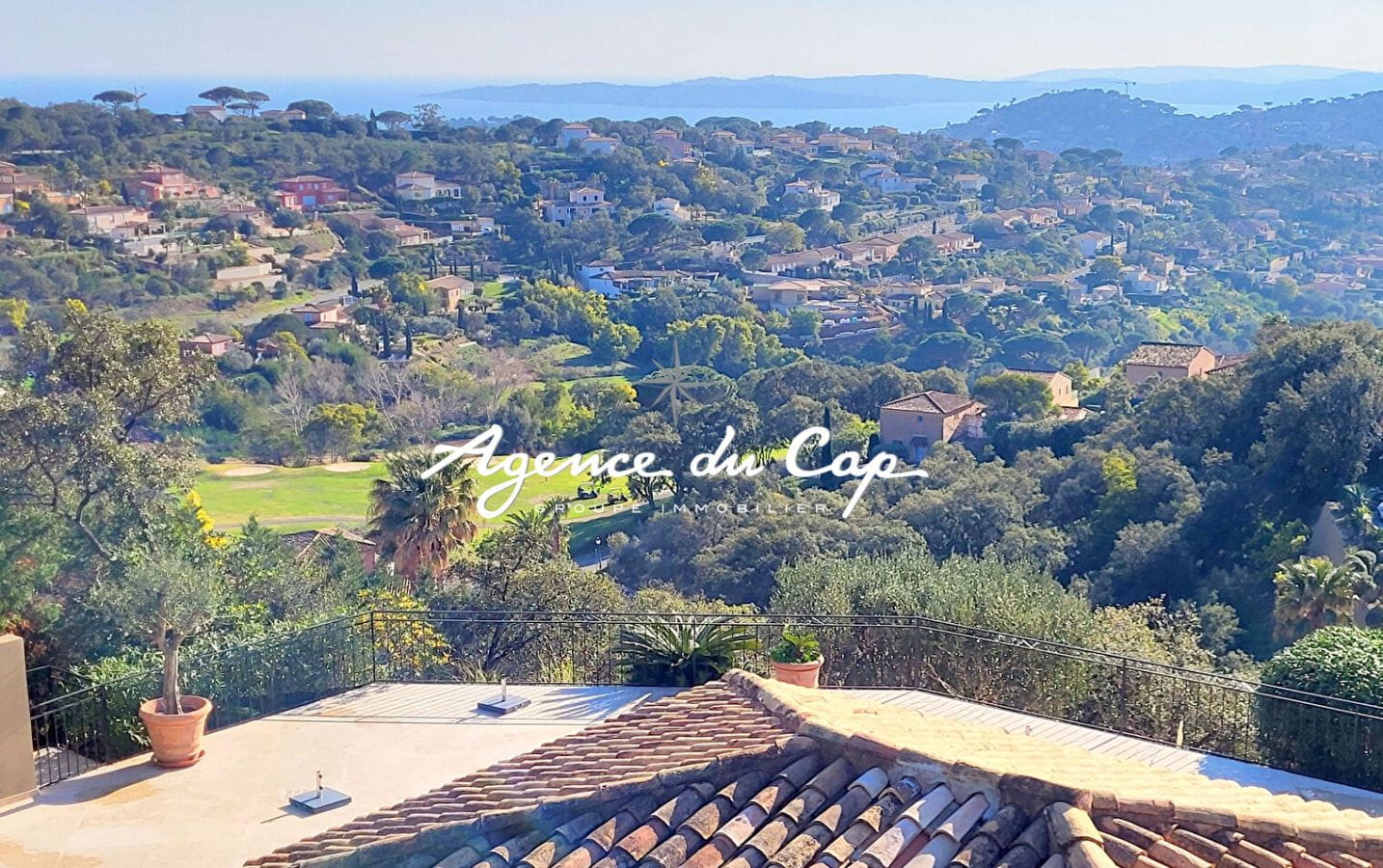 VILLA CONTEMPORAINE À VENDRE DE 300M² 7 PIÈCES AVEC VUE MER ET PISCINE OFFRANT DES PRESTATIONS DE HAUTE QUALITÉ, À SAINTE-MAXIME Image 3