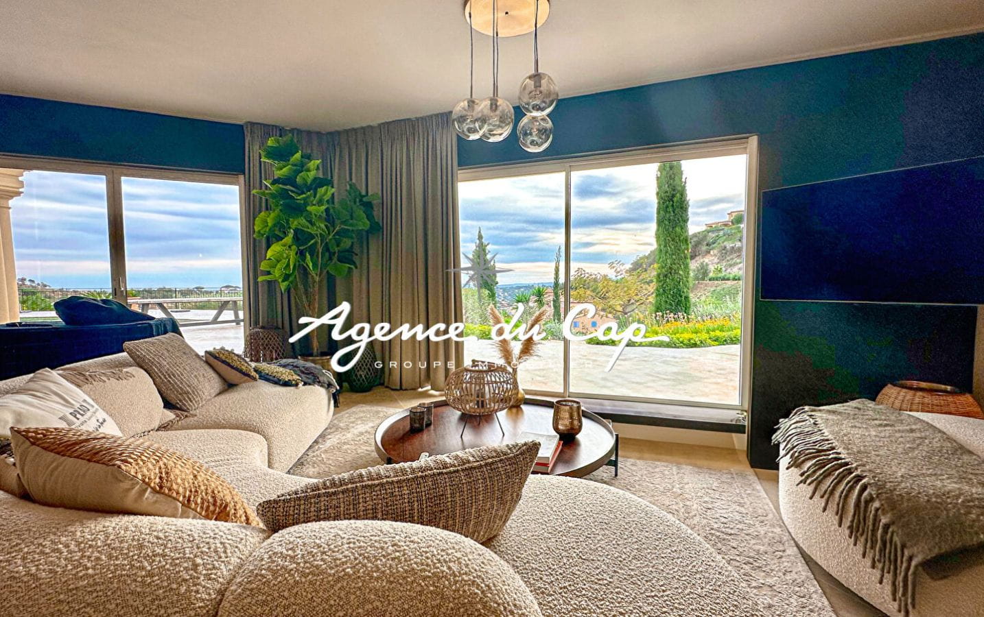 VILLA CONTEMPORAINE À VENDRE DE 300M² 7 PIÈCES AVEC VUE MER ET PISCINE OFFRANT DES PRESTATIONS DE HAUTE QUALITÉ, À SAINTE-MAXIME Image 4