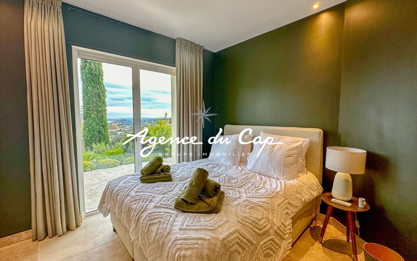 VILLA CONTEMPORAINE À VENDRE DE 300M² 7 PIÈCES AVEC VUE MER ET PISCINE OFFRANT DES PRESTATIONS DE HAUTE QUALITÉ, À SAINTE-MAXIME Image 5