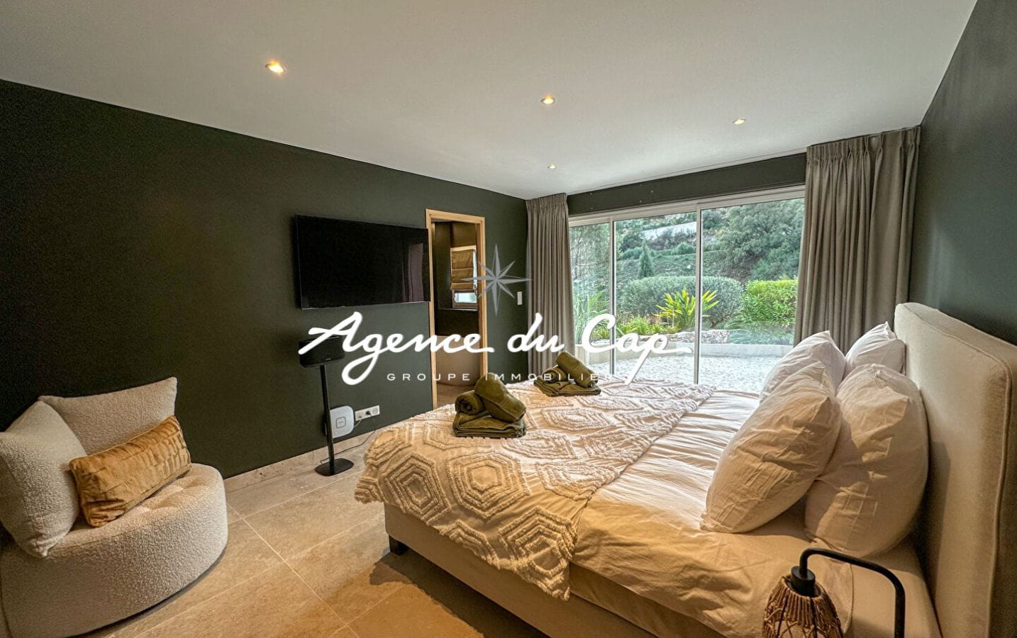 VILLA CONTEMPORAINE À VENDRE DE 300M² 7 PIÈCES AVEC VUE MER ET PISCINE OFFRANT DES PRESTATIONS DE HAUTE QUALITÉ, À SAINTE-MAXIME Image 8