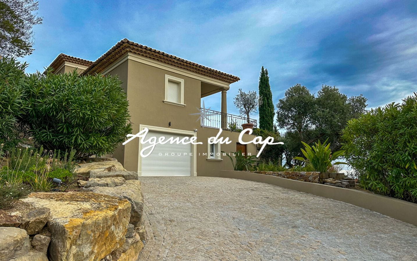 VILLA CONTEMPORAINE À VENDRE DE 300M² 7 PIÈCES AVEC VUE MER ET PISCINE OFFRANT DES PRESTATIONS DE HAUTE QUALITÉ, À SAINTE-MAXIME Image 9