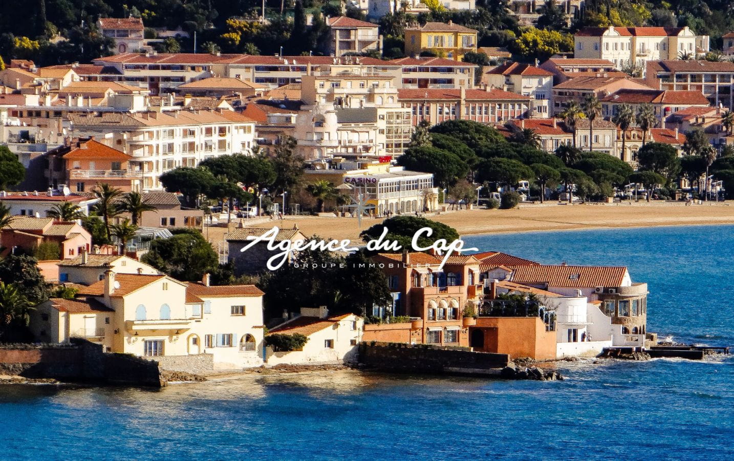 VILLA CONTEMPORAINE À VENDRE DE 213 M² AVEC VUE MER SUR LE GOLFE DE SAINT-TROPEZ, À PROXIMITÉ DU CENTRE-VILLE DE SAINTE-MAXIME Image 0