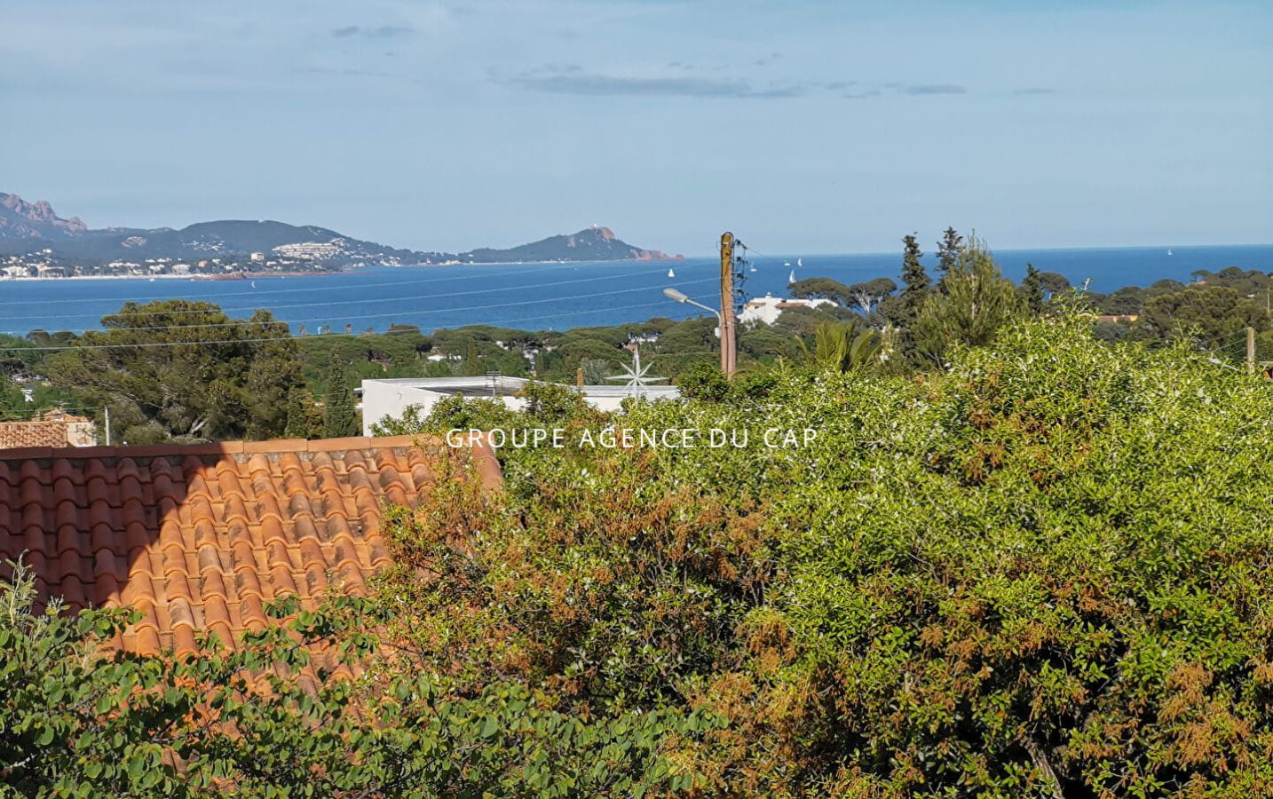 À VENDRE VILLA 5 CHAMBRES AVEC VUE MER PROCHE CENTRE VILLE AVEC PISCINE ET GARAGE DOUBLE, À SAINT AYGULF Image 1