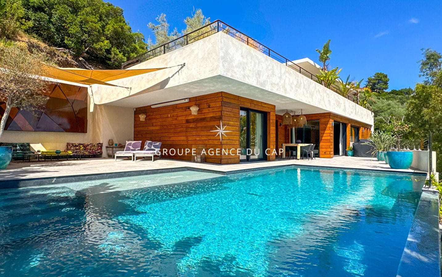 A VENDRE VILLA CONTEMPORAINE VUE MER PISCINE POOL HOUSE CHAMBRES EN SUITE LES ISSAMBRES Image 1