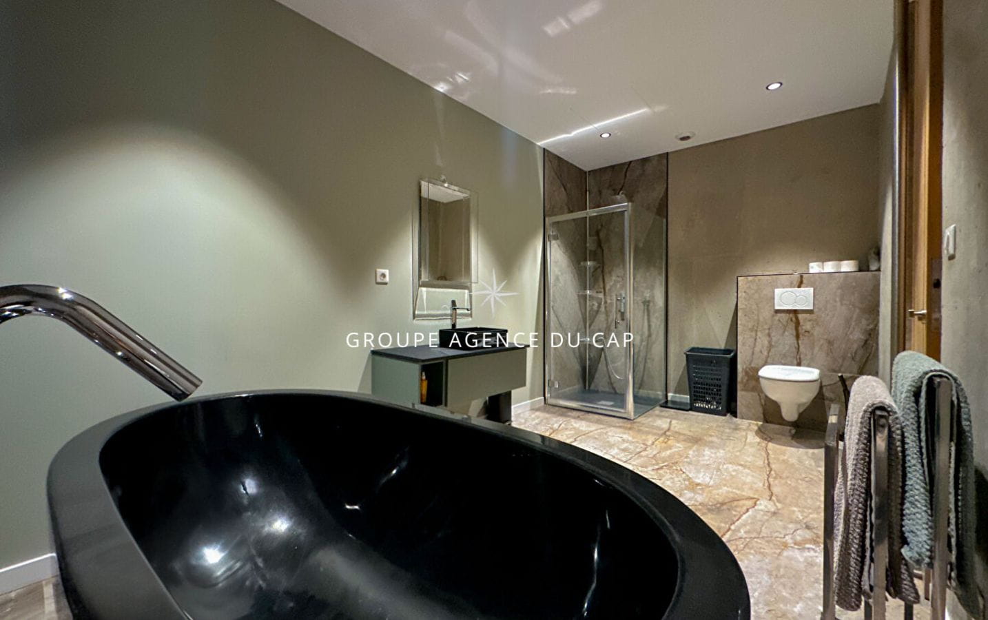 A VENDRE VILLA CONTEMPORAINE VUE MER PISCINE POOL HOUSE CHAMBRES EN SUITE LES ISSAMBRES Image 12