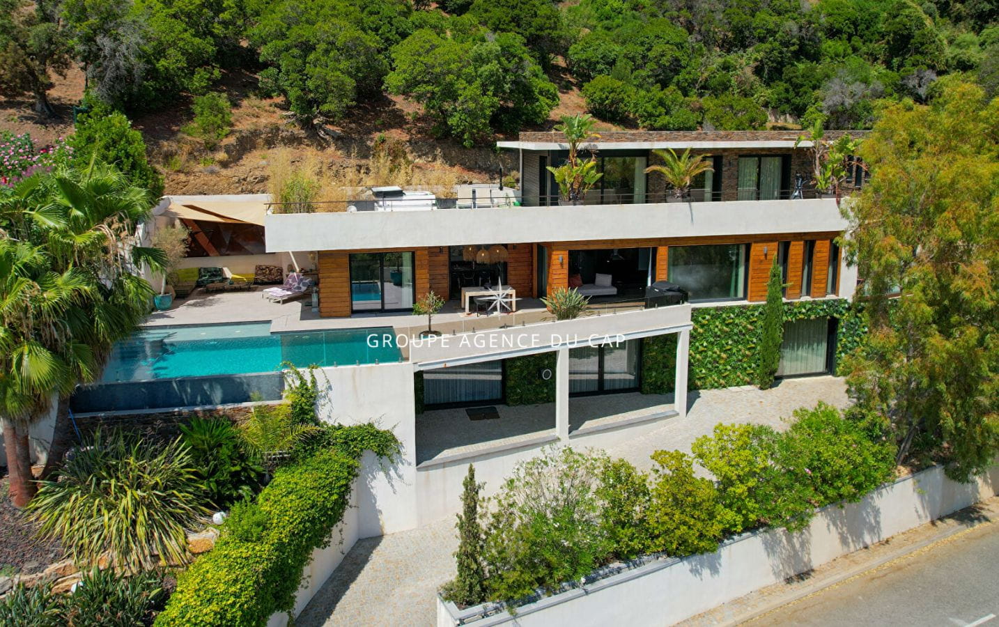 A VENDRE VILLA CONTEMPORAINE VUE MER PISCINE POOL HOUSE CHAMBRES EN SUITE LES ISSAMBRES Image 0