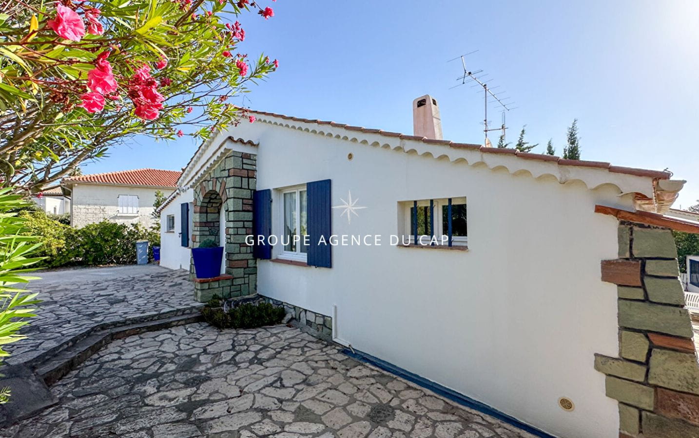 À VENDRE VILLA 4 PIÈCES AVEC VUE MER ET STUDIO INDÉPENDANT, 15MIN A PIED DU CENTRE VILLE DE SAINT AYGULF Image 15
