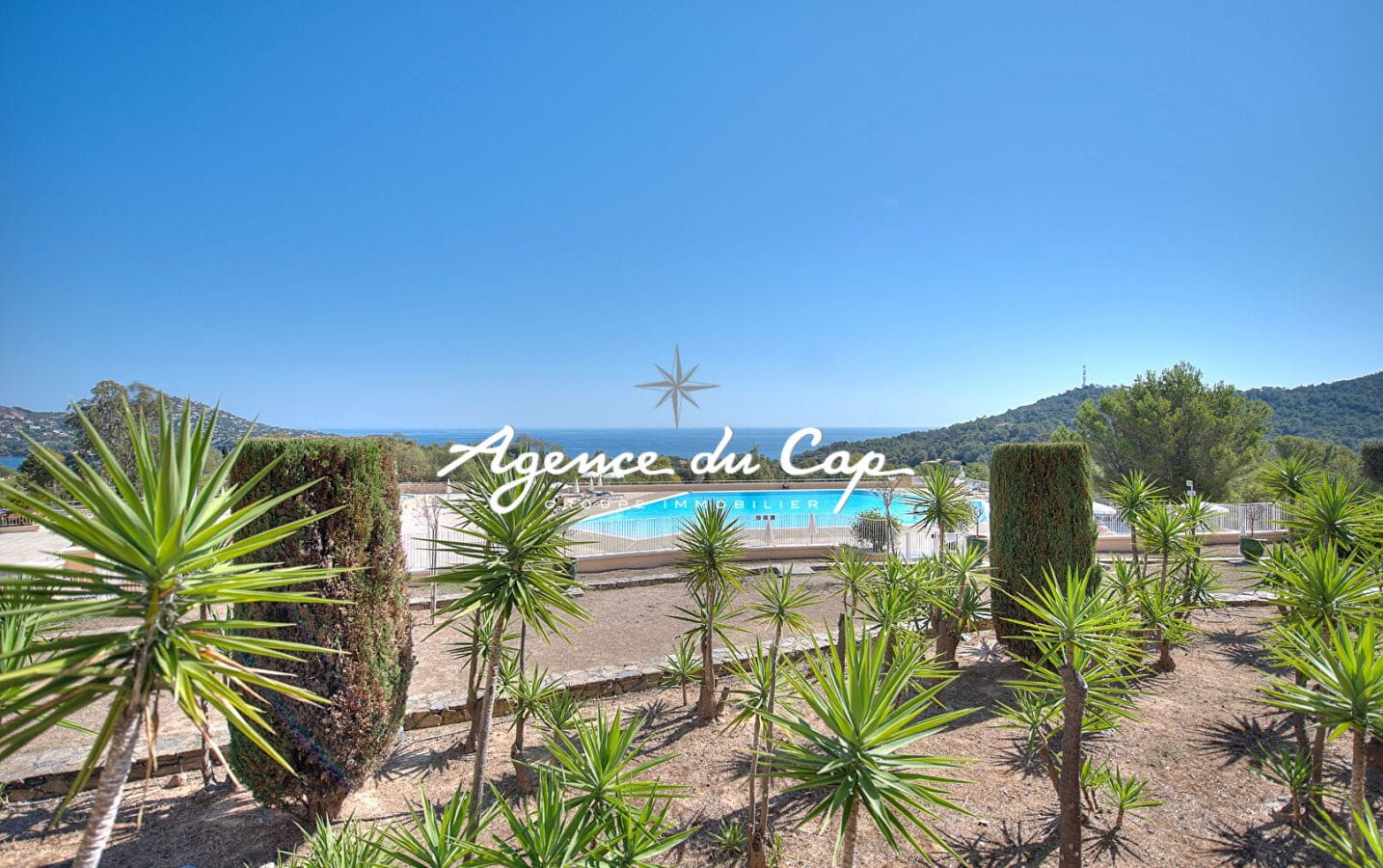 APPARTEMENT VUE MER 3 PIECES A VENDRE 6/8 COUCHAGES DERNIER ETAGE PROCHE MER PARKING PRIVATIF A SAINT RAPHAEL Image 0