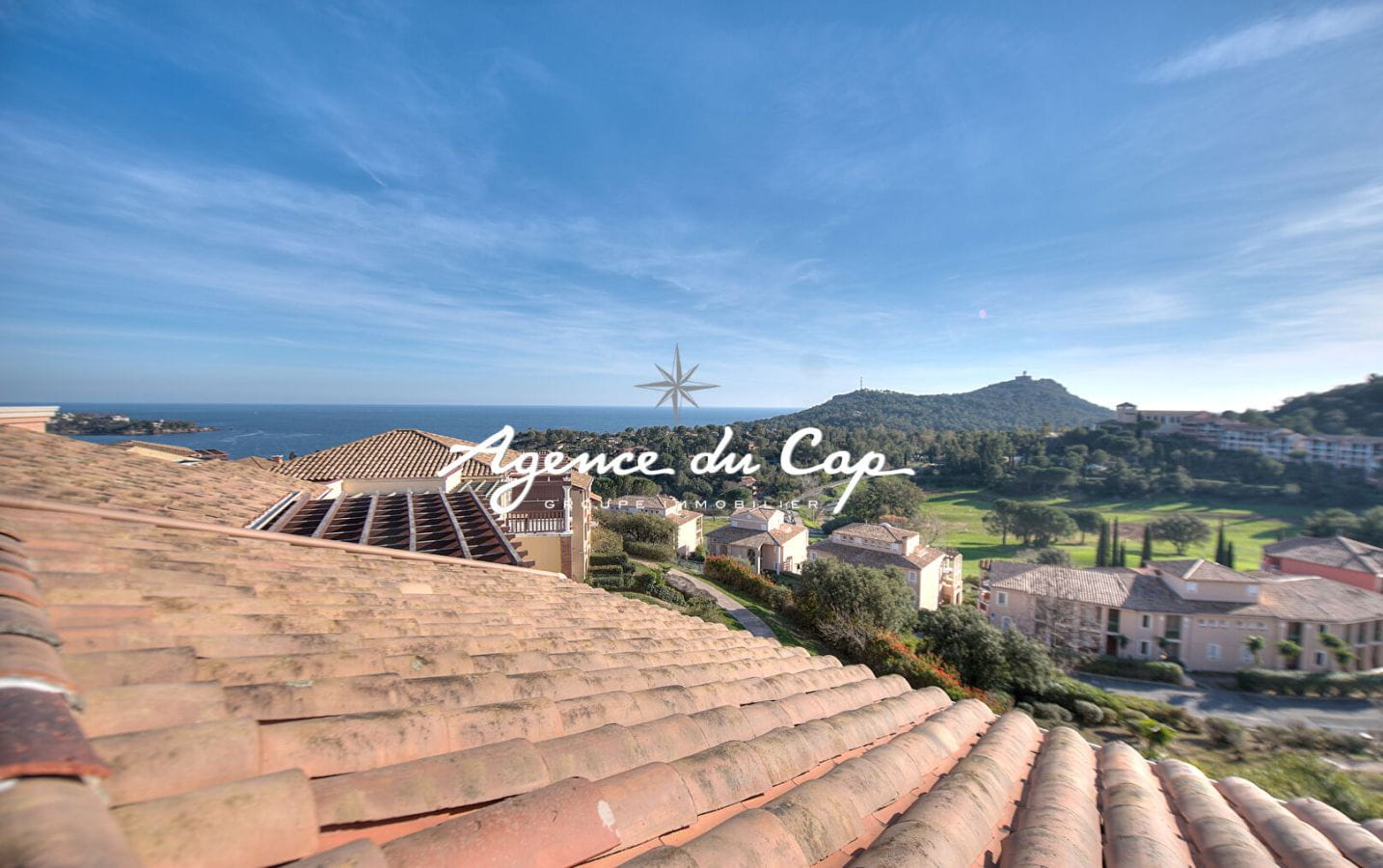 APPARTEMENT VUE MER 3 PIECES A VENDRE 6/8 COUCHAGES DERNIER ETAGE PROCHE MER PARKING PRIVATIF A SAINT RAPHAEL Image 4