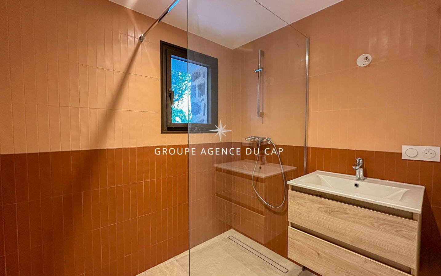 LES ISSAMBRES – VILLA CONTEMPORAINE 214M² 6 PIECES VUE MER Image 9