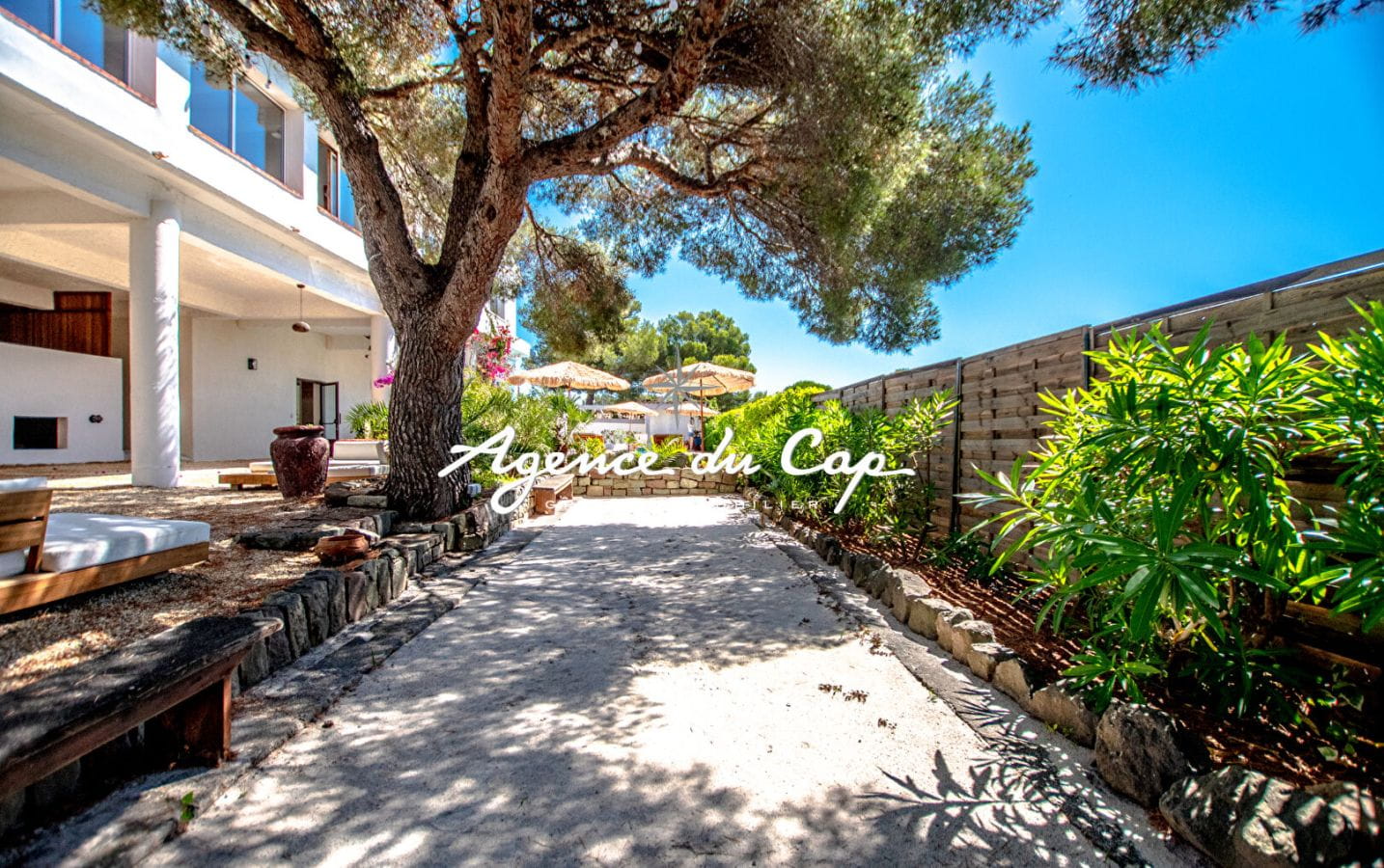 À VENDRE PROPRIÉTÉ D’UNE SURFACE DE 515M² AVEC 10 CHAMBRES ET PISCINE, À 200M DES PLAGES DES ISSAMBRES Image 2