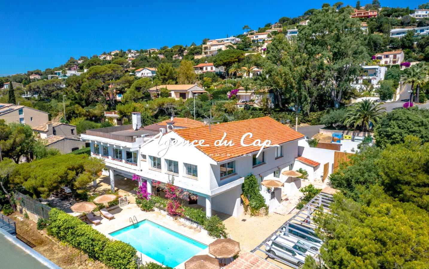 À VENDRE PROPRIÉTÉ D’UNE SURFACE DE 515M² AVEC 10 CHAMBRES ET PISCINE, À 200M DES PLAGES DES ISSAMBRES Image 3