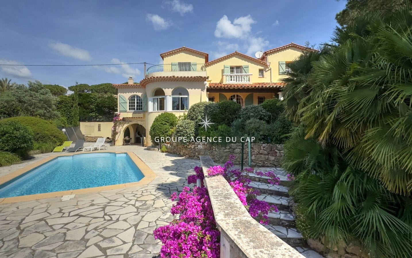 VILLA DE MAÎTRE 220M² AVEC 5 CHAMBRES PISCINE, PROCHE DES PLAGES DE SAINTE MAXIME Image 1