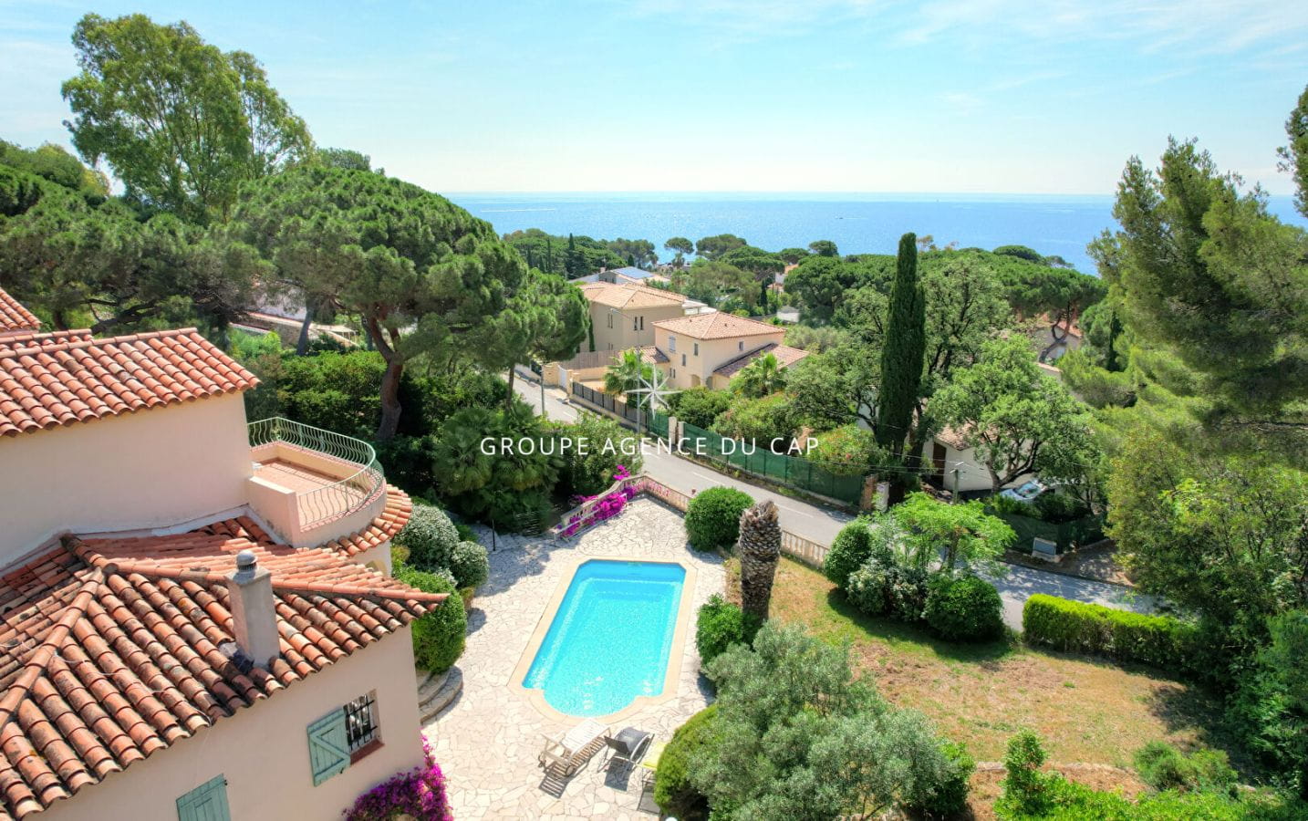 VILLA DE MAÎTRE 220M² AVEC 5 CHAMBRES PISCINE, PROCHE DES PLAGES DE SAINTE MAXIME Image 0