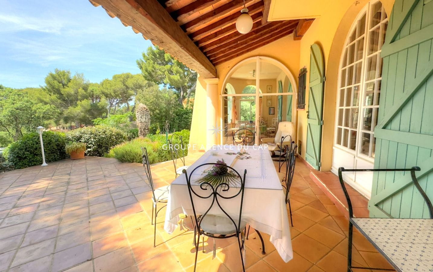 VILLA DE MAÎTRE 220M² AVEC 5 CHAMBRES PISCINE, PROCHE DES PLAGES DE SAINTE MAXIME Image 2