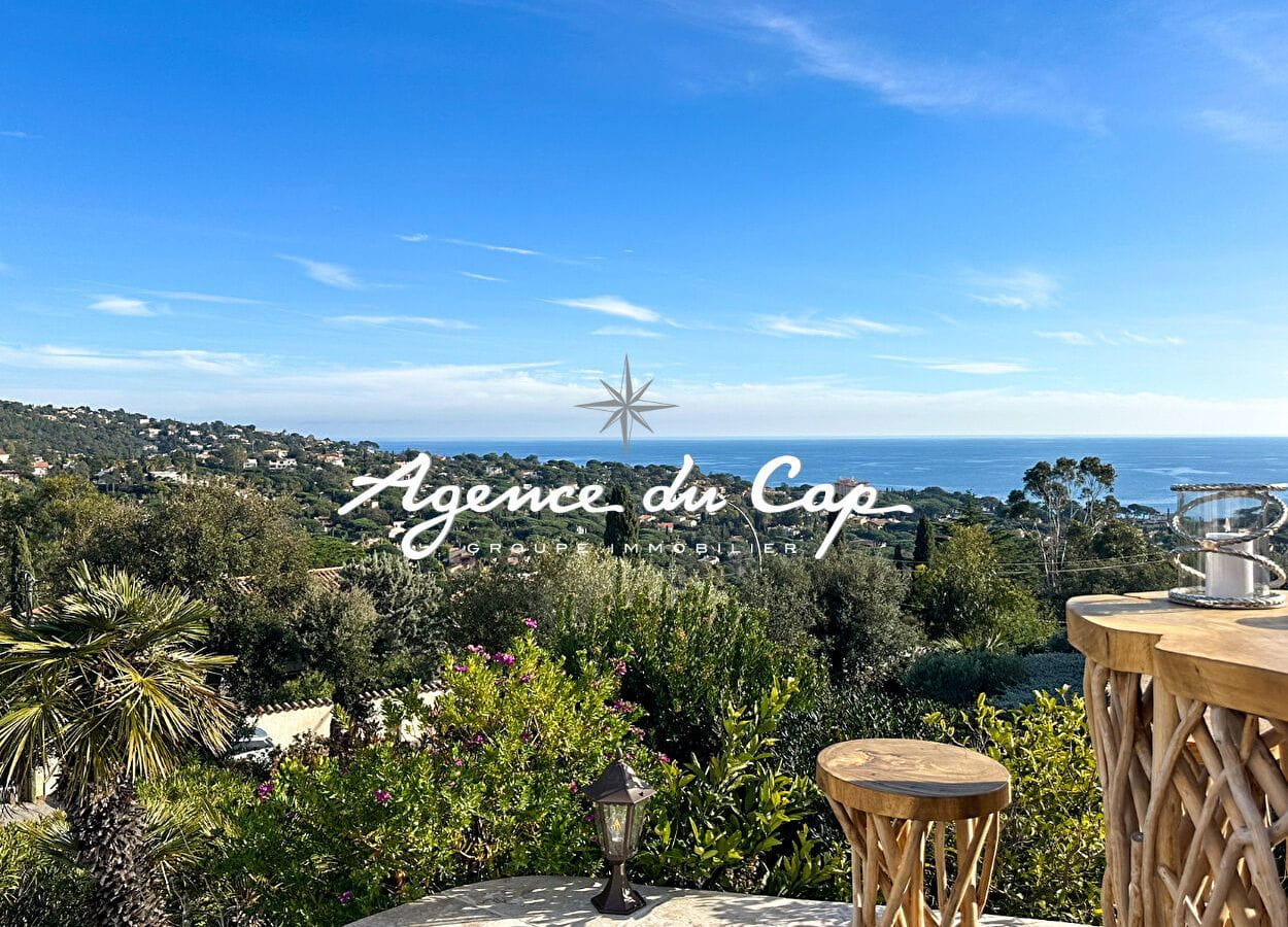 À VENDRE VILLA RÉNOVÉE DE 154 M² AVEC VUE MER, PISCINE ET DE NOMBREUSES PLACES DE PARKING, AUX ISSAMBRES Image 1