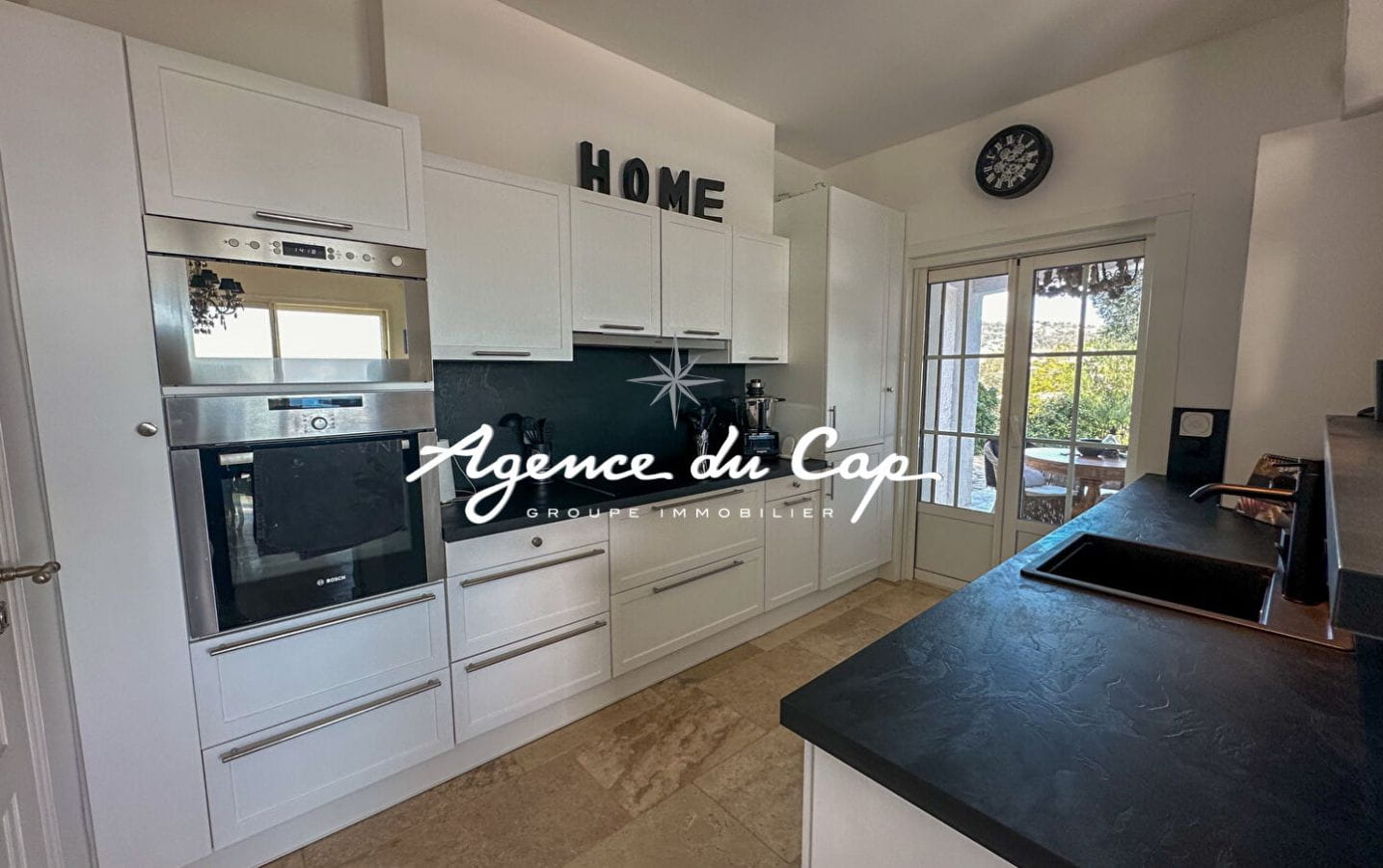 À VENDRE VILLA RÉNOVÉE DE 154 M² AVEC VUE MER, PISCINE ET DE NOMBREUSES PLACES DE PARKING, AUX ISSAMBRES Image 11