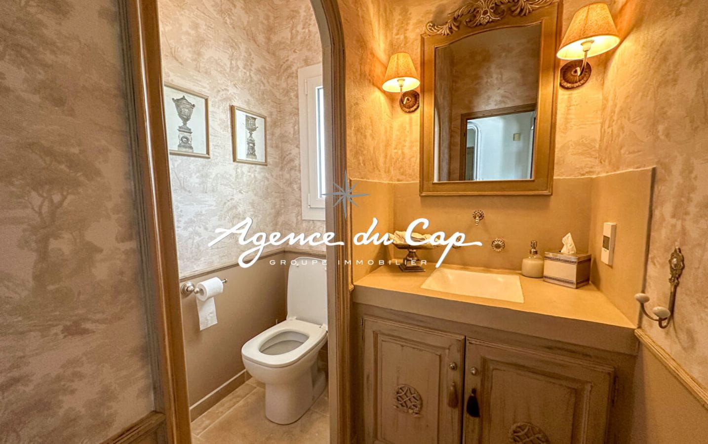 À VENDRE VILLA RÉNOVÉE DE 154 M² AVEC VUE MER, PISCINE ET DE NOMBREUSES PLACES DE PARKING, AUX ISSAMBRES Image 12