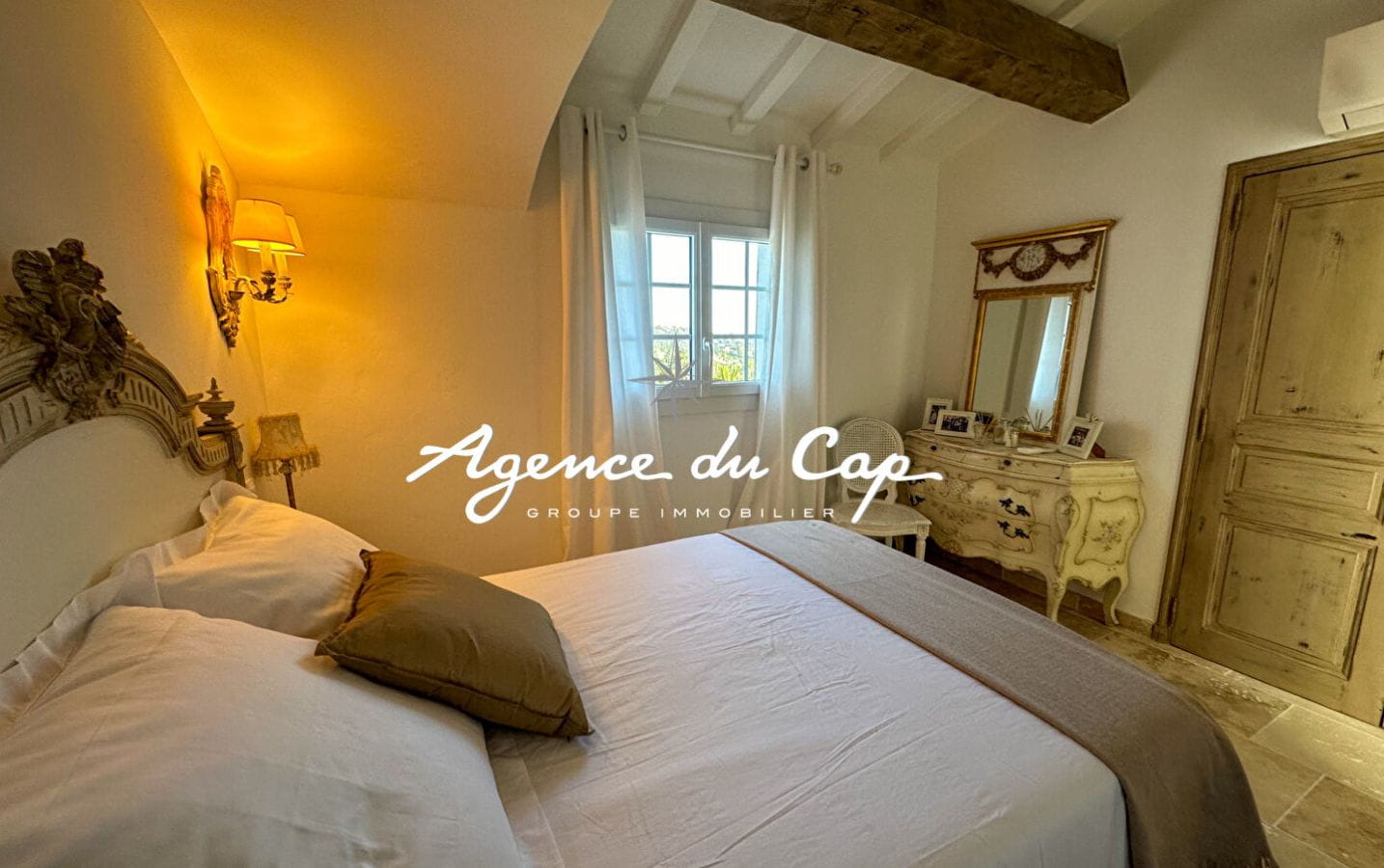 À VENDRE VILLA RÉNOVÉE DE 154 M² AVEC VUE MER, PISCINE ET DE NOMBREUSES PLACES DE PARKING, AUX ISSAMBRES Image 13