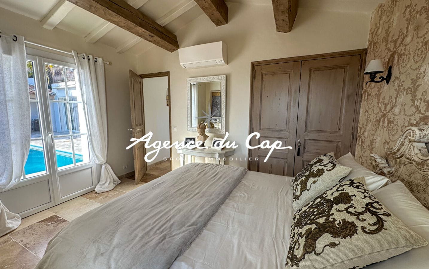 À VENDRE VILLA RÉNOVÉE DE 154 M² AVEC VUE MER, PISCINE ET DE NOMBREUSES PLACES DE PARKING, AUX ISSAMBRES Image 14