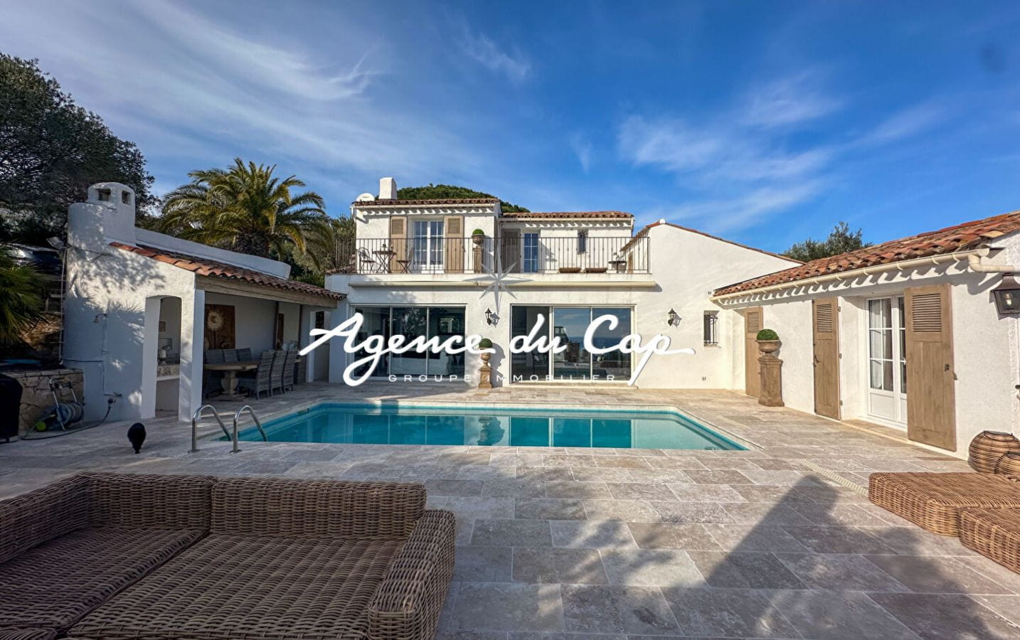 À VENDRE VILLA RÉNOVÉE DE 154 M² AVEC VUE MER, PISCINE ET DE NOMBREUSES PLACES DE PARKING, AUX ISSAMBRES Image 0