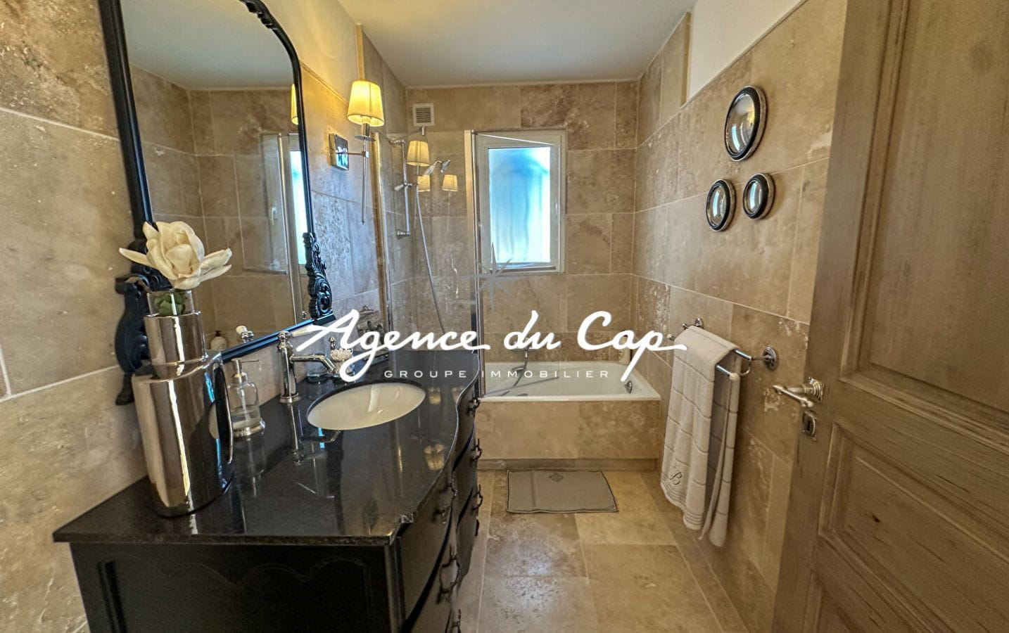 À VENDRE VILLA RÉNOVÉE DE 154 M² AVEC VUE MER, PISCINE ET DE NOMBREUSES PLACES DE PARKING, AUX ISSAMBRES Image 15