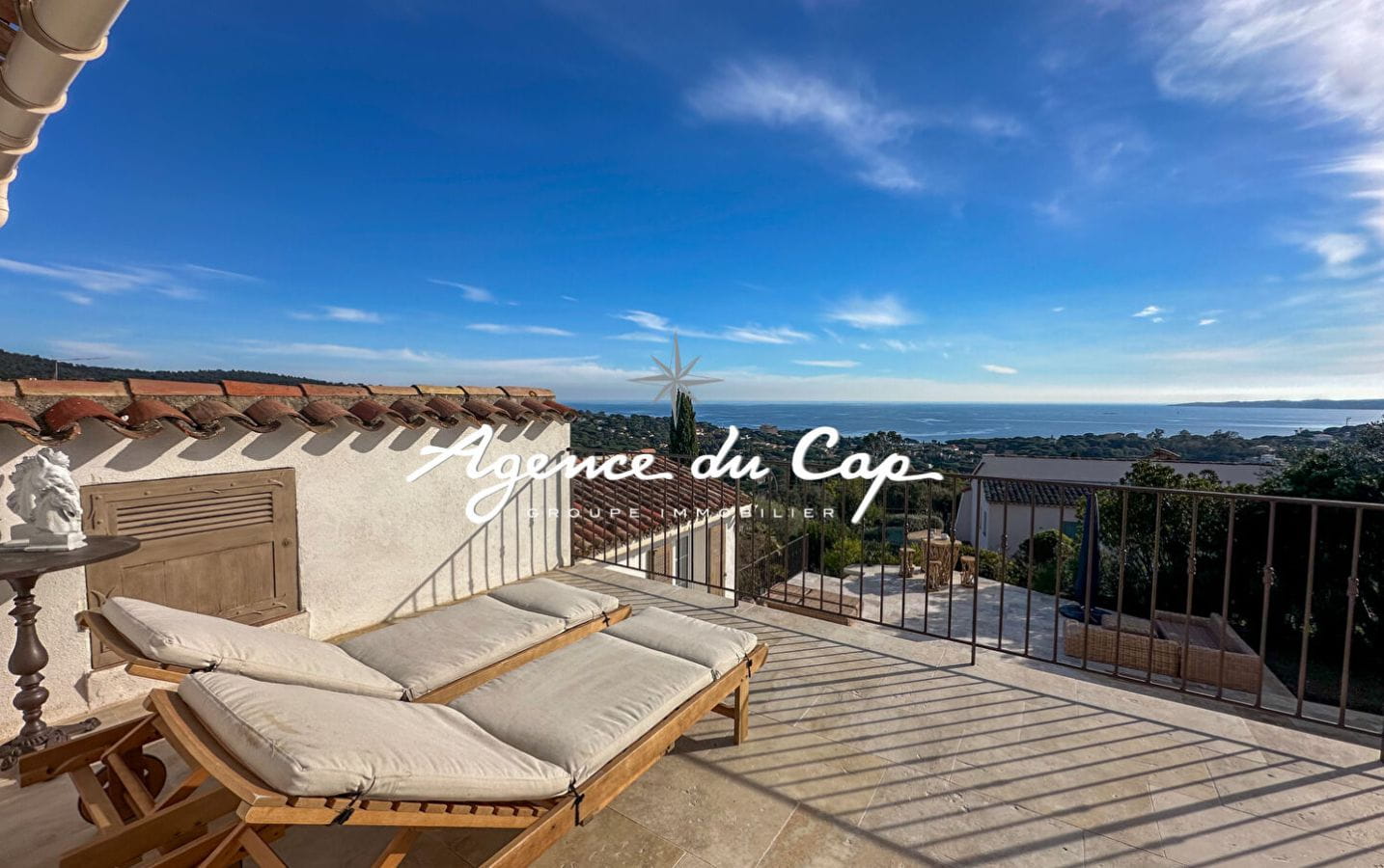À VENDRE VILLA RÉNOVÉE DE 154 M² AVEC VUE MER, PISCINE ET DE NOMBREUSES PLACES DE PARKING, AUX ISSAMBRES Image 2