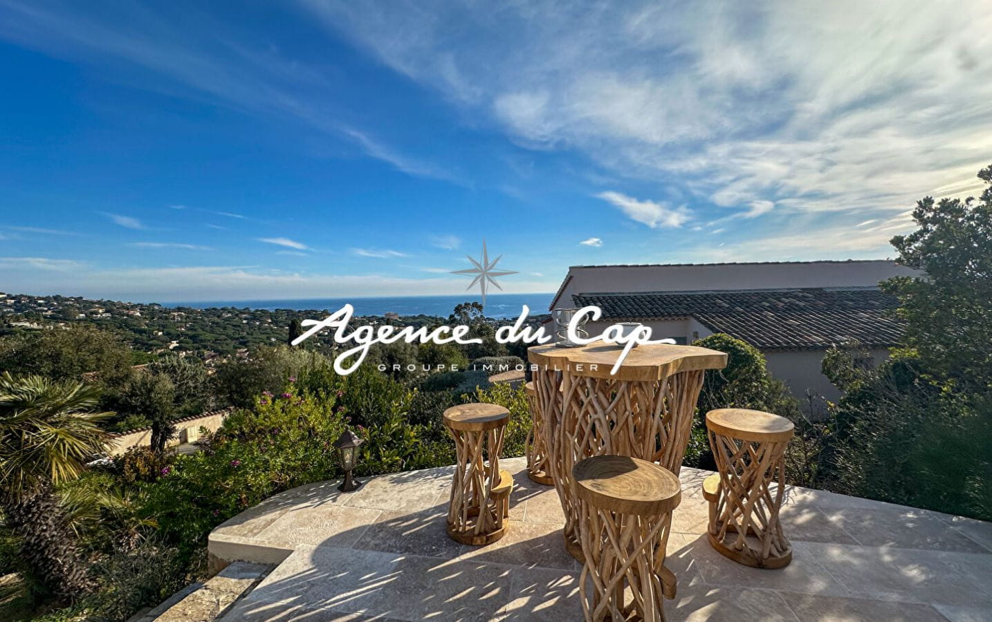 À VENDRE VILLA RÉNOVÉE DE 154 M² AVEC VUE MER, PISCINE ET DE NOMBREUSES PLACES DE PARKING, AUX ISSAMBRES Image 3