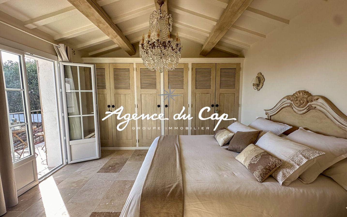 À VENDRE VILLA RÉNOVÉE DE 154 M² AVEC VUE MER, PISCINE ET DE NOMBREUSES PLACES DE PARKING, AUX ISSAMBRES Image 4