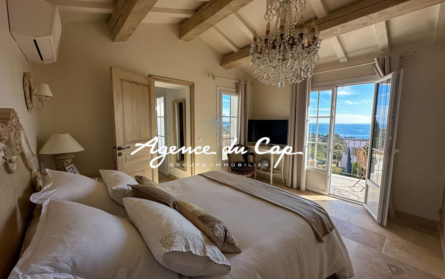 À VENDRE VILLA RÉNOVÉE DE 154 M² AVEC VUE MER, PISCINE ET DE NOMBREUSES PLACES DE PARKING, AUX ISSAMBRES Image 5