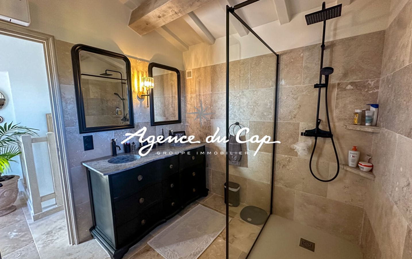 À VENDRE VILLA RÉNOVÉE DE 154 M² AVEC VUE MER, PISCINE ET DE NOMBREUSES PLACES DE PARKING, AUX ISSAMBRES Image 6