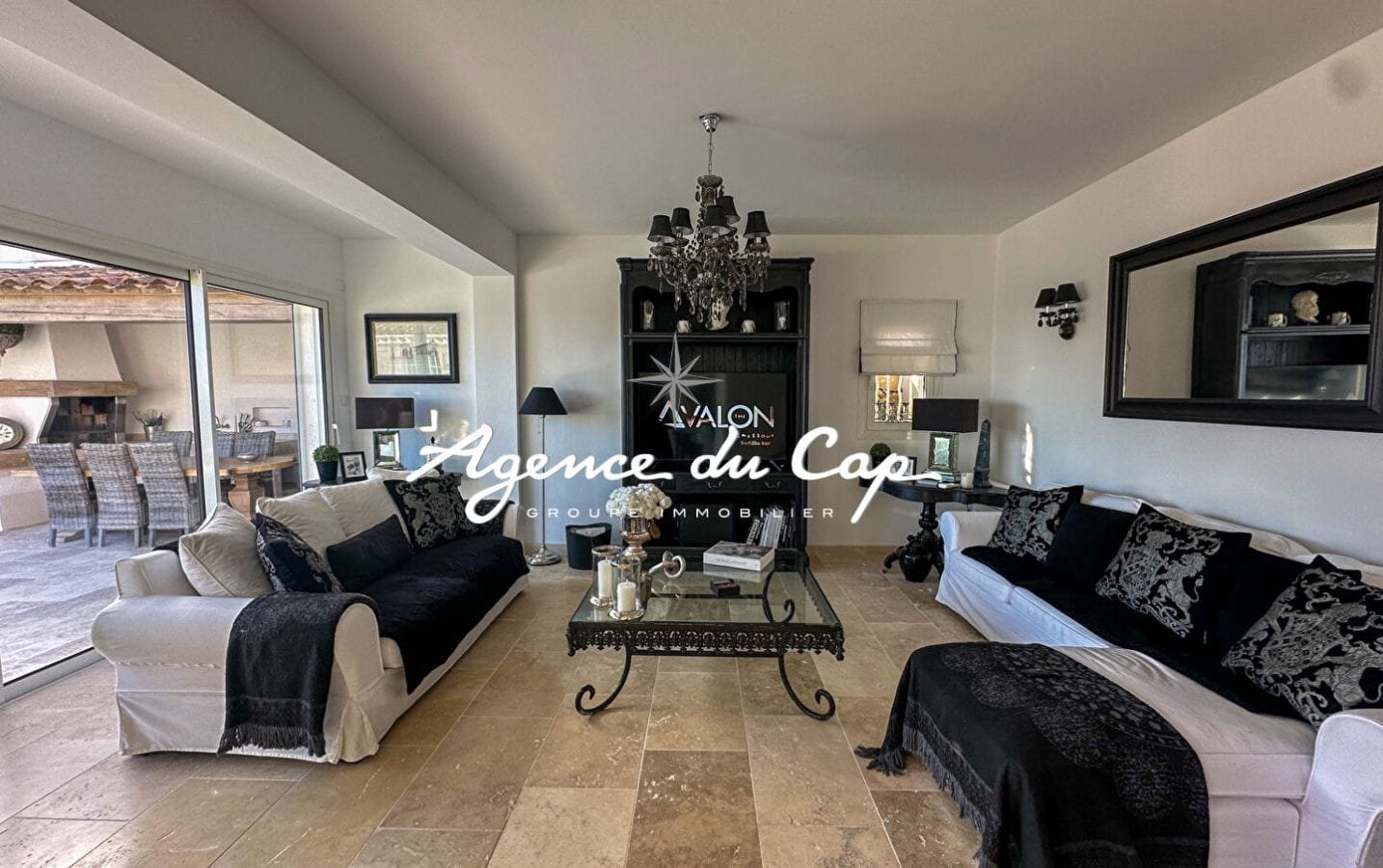 À VENDRE VILLA RÉNOVÉE DE 154 M² AVEC VUE MER, PISCINE ET DE NOMBREUSES PLACES DE PARKING, AUX ISSAMBRES Image 8