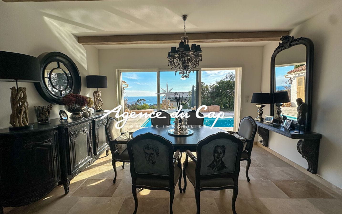 À VENDRE VILLA RÉNOVÉE DE 154 M² AVEC VUE MER, PISCINE ET DE NOMBREUSES PLACES DE PARKING, AUX ISSAMBRES Image 9