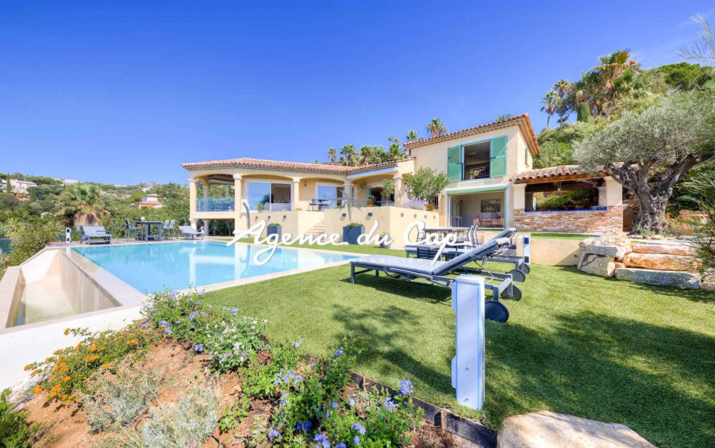 DEMEURE DE PRESTIGE À VENDRE D’ENVIRON 216M² AVEC UNE VUE MER EXCEPTIONNELLE, À SAINTE-MAXIME Image 3